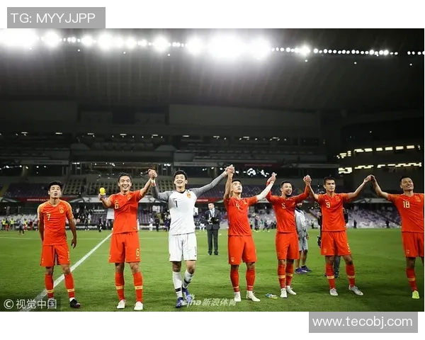 足球明星挑战篮球框精彩瞬间尽显运动魅力与技巧对决