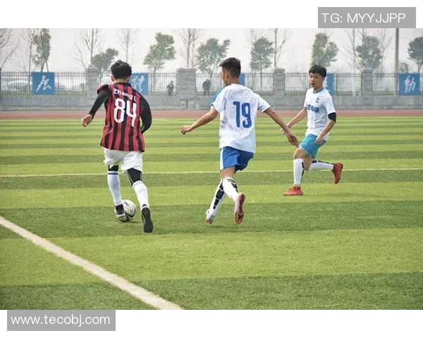 最自信的足球明星展现无畏风采引领赛场风潮 最自信的足球明星展现无畏风采引领赛场风潮