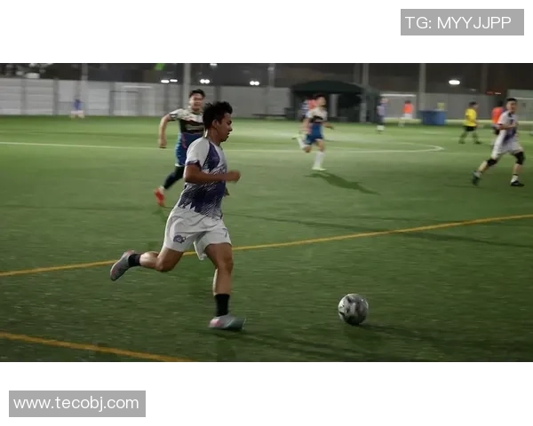 足球明星重返训练场展现风采与激情的精彩瞬间 足球明星重返训练场展现风采与激情的精彩瞬间